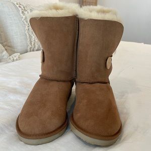 Chestnut Australian Uggs size 8 but they run small fit more like a size 7.